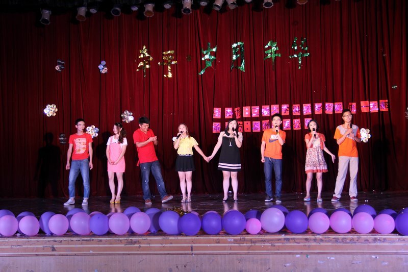 机电学部学生第一党支部举办“牵手·岁月年华”主题毕业生晚会