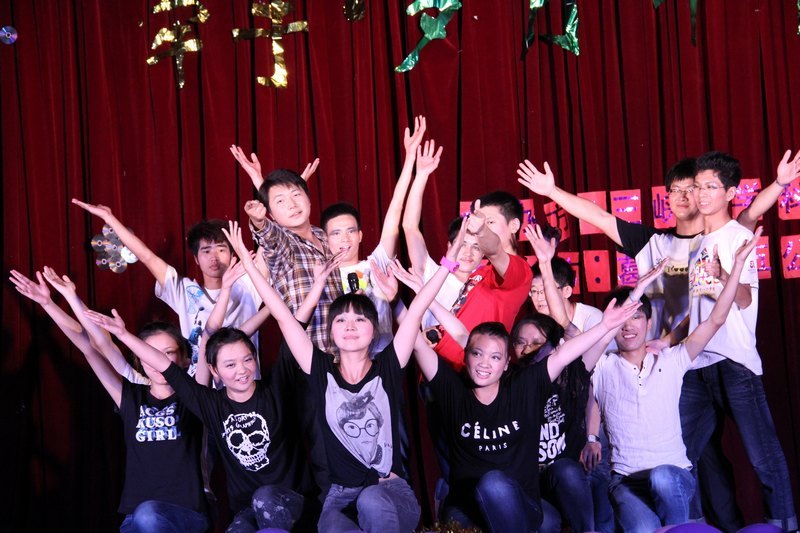 机电学部学生第一党支部举办“牵手·岁月年华”主题毕业生晚会