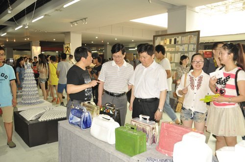 雕刻艺术设计之梦,建设美好绿色未来——艺术设计学院2013届本科毕业设计展开幕