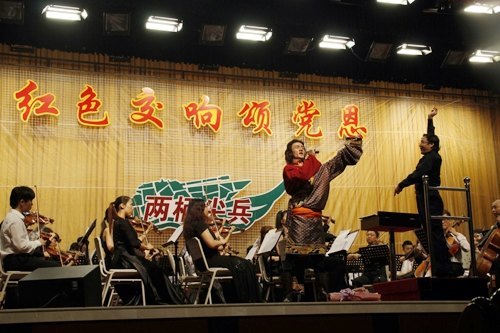 高雅艺术下基层 交响乐团走进部队和小学