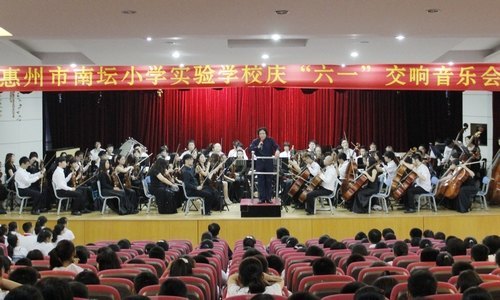 高雅艺术下基层 交响乐团走进部队和小学