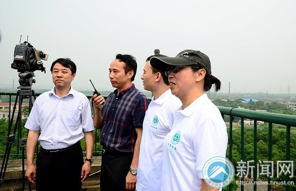 拆除烟囱 助力蓝天:湖南科技大学成功拆除原锅炉房烟囱