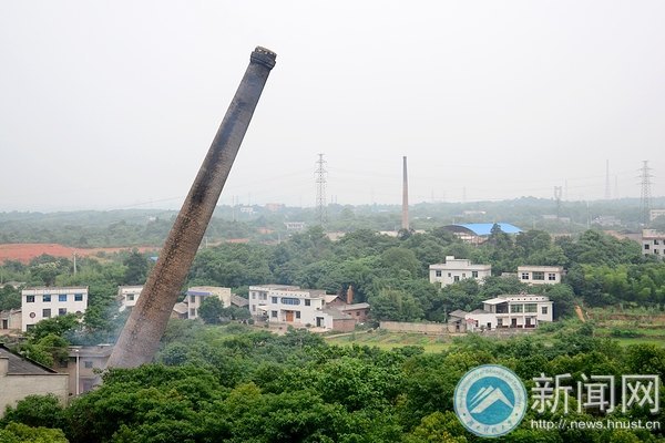 拆除烟囱 助力蓝天:湖南科技大学成功拆除原锅炉房烟囱