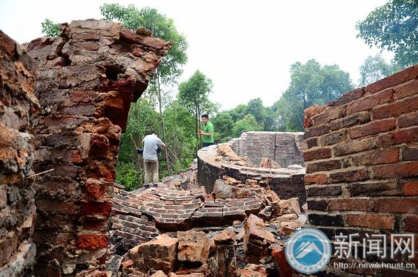 拆除烟囱 助力蓝天:湖南科技大学成功拆除原锅炉房烟囱