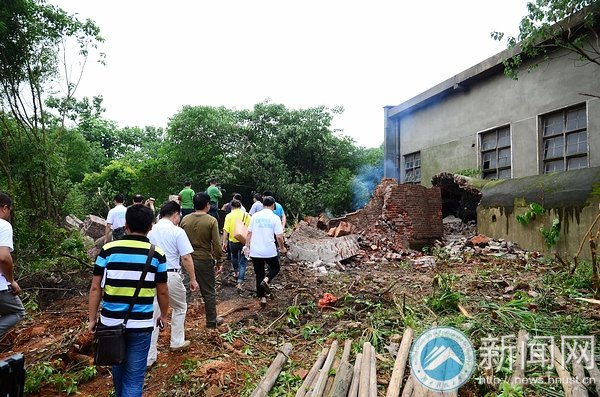 拆除烟囱 助力蓝天:湖南科技大学成功拆除原锅炉房烟囱