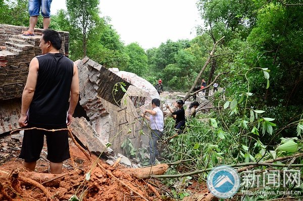 拆除烟囱 助力蓝天:湖南科技大学成功拆除原锅炉房烟囱