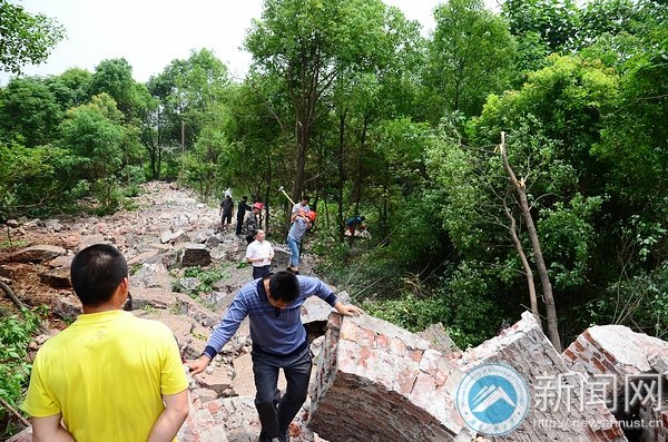 拆除烟囱 助力蓝天:湖南科技大学成功拆除原锅炉房烟囱