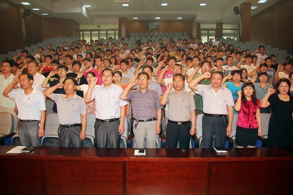 郑州职业技术学院举行2013年新党员宣誓暨“十八大·郑州和我”演讲比赛活动