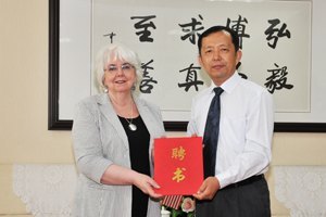 �����ѧ���ס���˹�ؽ��ڷ��ʼ��ϴ�ѧ