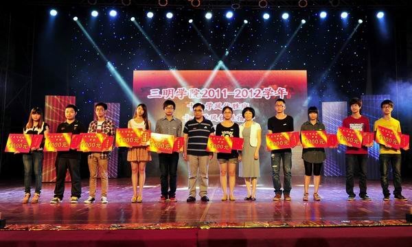 ����ѧԺ¡�ؾ���2013��У԰�Ļ������ڱ�Ļʽ�߰佱����