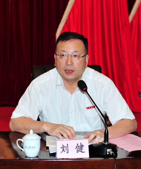 何翔发言青年教师代表谭婧发言青年教师代表李想发言青年教师代表占