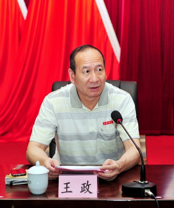 何翔发言青年教师代表谭婧发言青年教师代表李想发言青年教师代表占