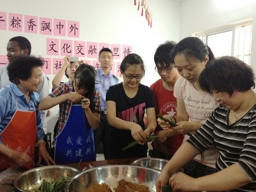 电气工程学院与共建社区开展“粽情端午”活动