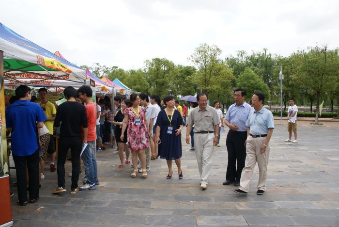 �ϲ���ѧԺԲ���ٰ�2013��У԰��Ƹ��