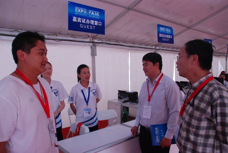 学院领导亲切看望慰问云南师范大学商学院南博会志愿者