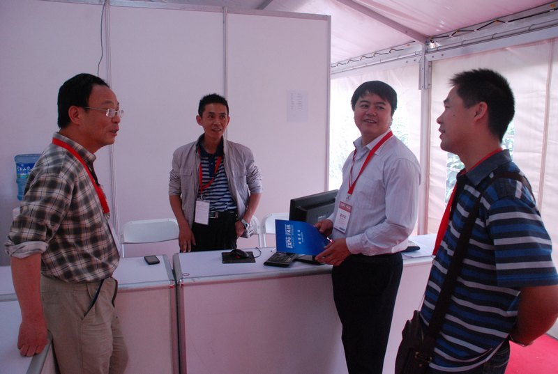 学院领导亲切看望慰问云南师范大学商学院南博会志愿者