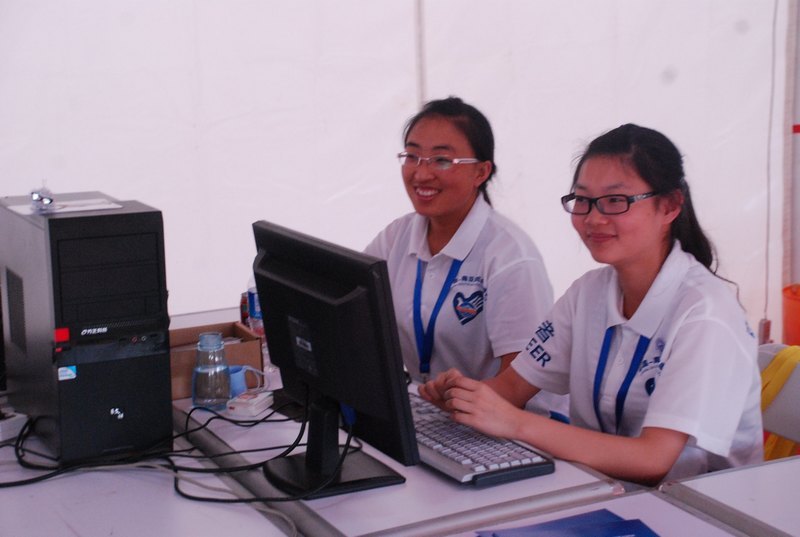 学院领导亲切看望慰问云南师范大学商学院南博会志愿者