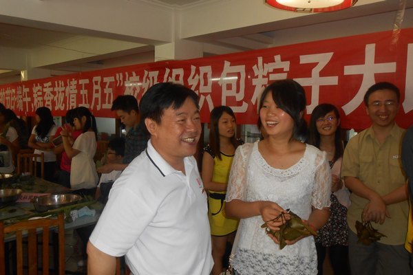 校领导与师生欢度端午佳节