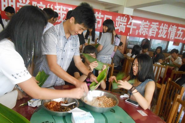 校领导与师生欢度端午佳节
