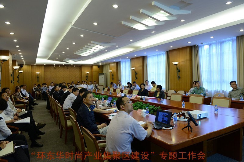 翁铁慧副市长来校主持召开“环东华时尚产业集聚区建设”专题工作会并对东华大学进行调研