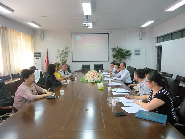 ������ά����ѧУ��һ�з����人���̴�ѧ��ǩ�����Э��