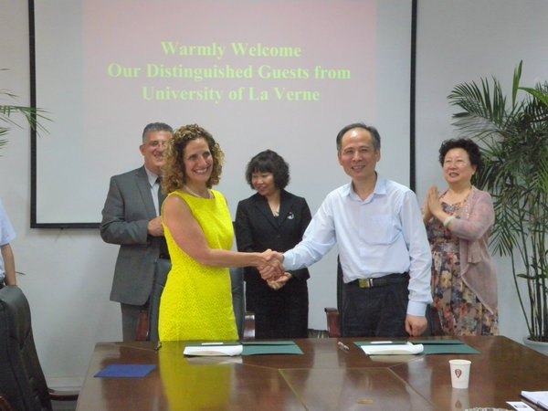 ������ά����ѧУ��һ�з����人���̴�ѧ��ǩ�����Э��