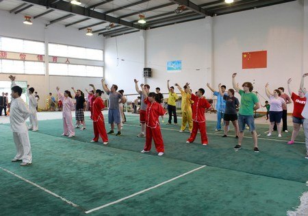 美国学生参加中国传统文化体验活动