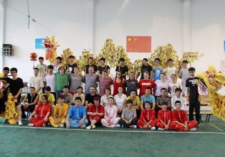 美国学生参加中国传统文化体验活动