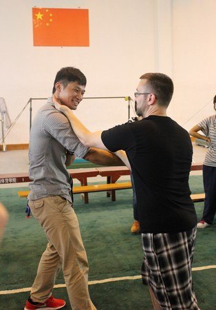 美国学生参加中国传统文化体验活动