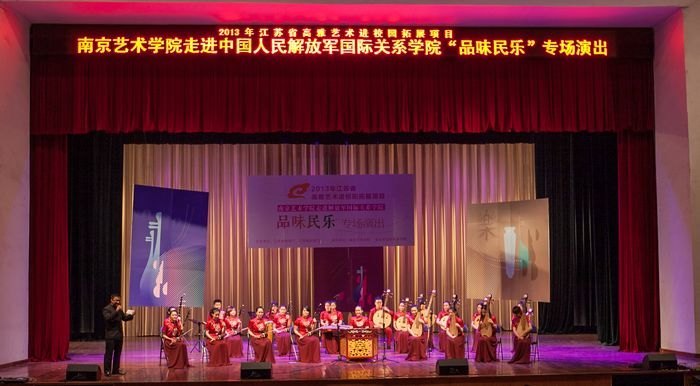 ϾѧԺУ԰ר߽žʹϵѧԺ