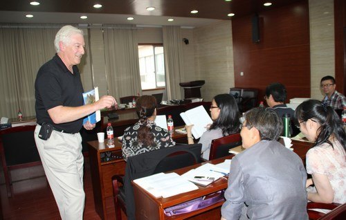 汉克•雷泽尔教授作美国现代诗歌讲座