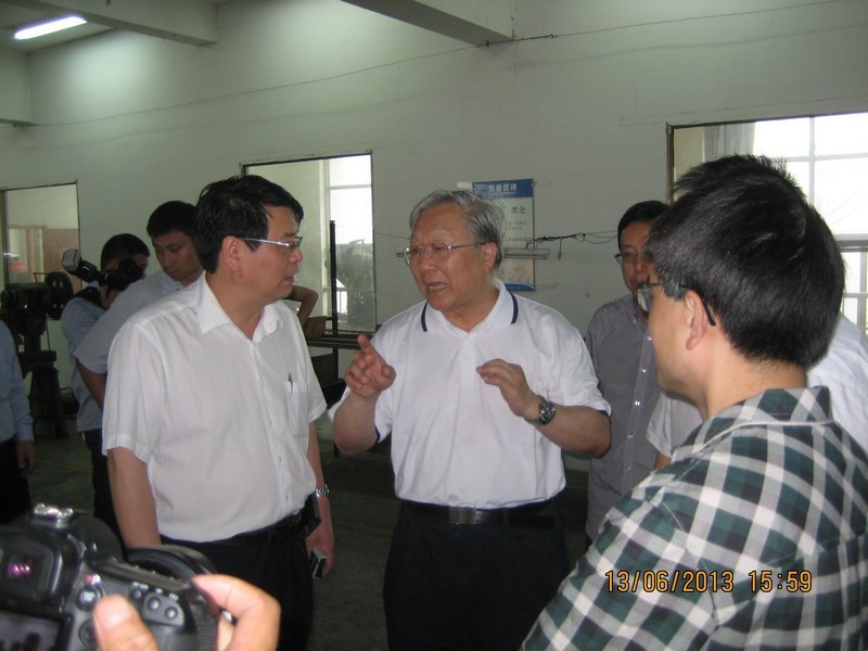 十一届全国人大副委员长路甬祥视察东华大学织针项目中试基地