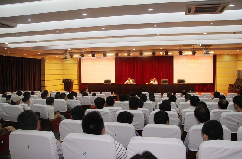 学校举办中国梦专题教育专家辅导报告会