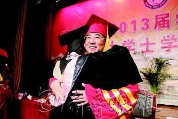 齐鲁晚报:烟大校长演讲“致梦想”,真心话真性情送别毕业生