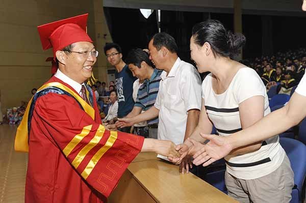 2013届学生毕业典礼暨本科生学士学位授予仪式举行