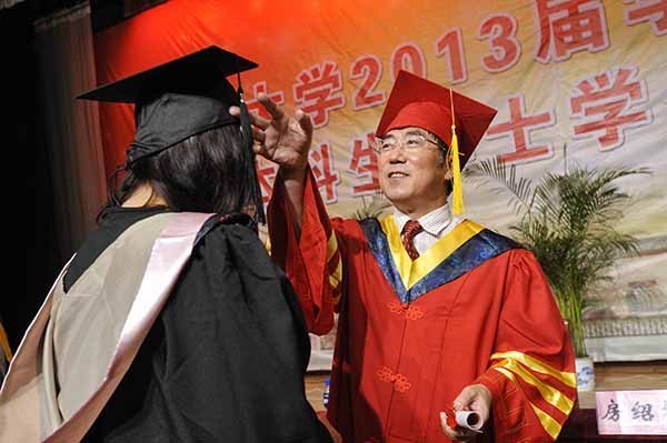2013届学生毕业典礼暨本科生学士学位授予仪式举行