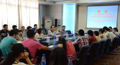 周应佳以交流互动形式为学生党员、入党积极分子上党课