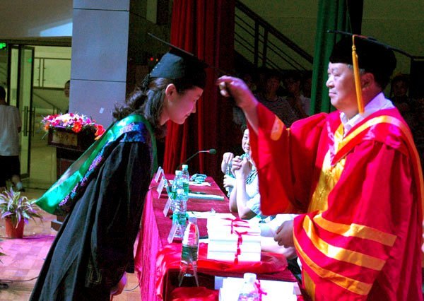 黄山学院举行2013届毕业生毕业典礼