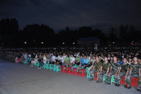 2013届毕业典礼暨欢送毕业生文艺晚会隆重举行