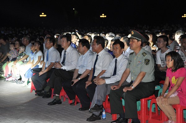 2013届毕业典礼暨欢送毕业生文艺晚会隆重举行