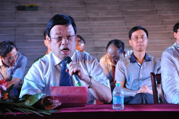 2013届毕业典礼暨欢送毕业生文艺晚会隆重举行