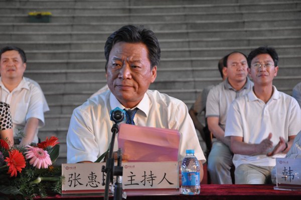 2013届毕业典礼暨欢送毕业生文艺晚会隆重举行