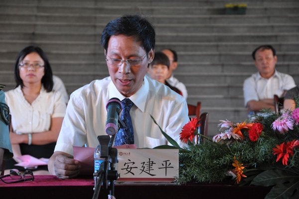 2013届毕业典礼暨欢送毕业生文艺晚会隆重举行