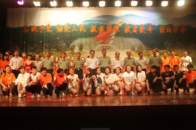 许昌学院“心声交融”大学生艺术团赴驻许某部队慰问演出