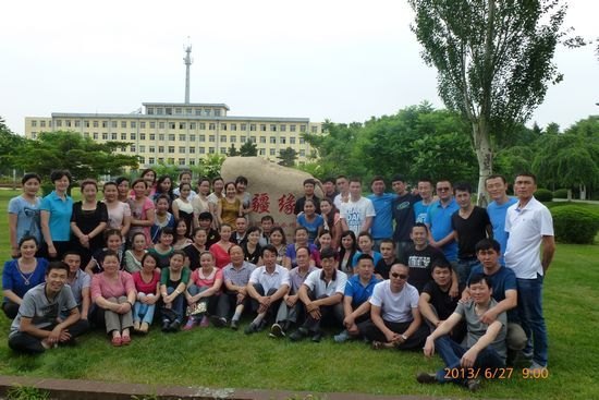 新疆班阿勒泰地区学员为吉林农业科技学院赠“石”留念新疆班阿勒泰地区学员为吉林农业科技学院赠“石”留念