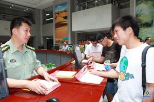 “驻济高校大学生征兵启动仪式”在济南大学举行