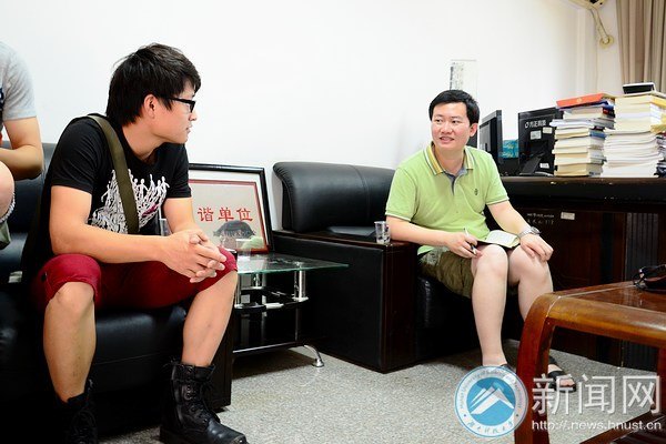 人民日报记者来湖南科技大学采访“大学生自强之星”赖庆林