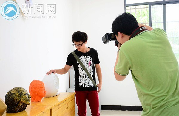 人民日报记者来湖南科技大学采访“大学生自强之星”赖庆林