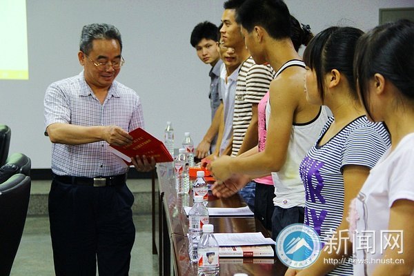 湖南科技大学党委慰问贫困大学生党员