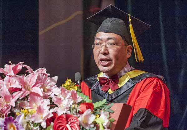 烟台大学2013届研究生毕业典礼暨学位授予仪式举行